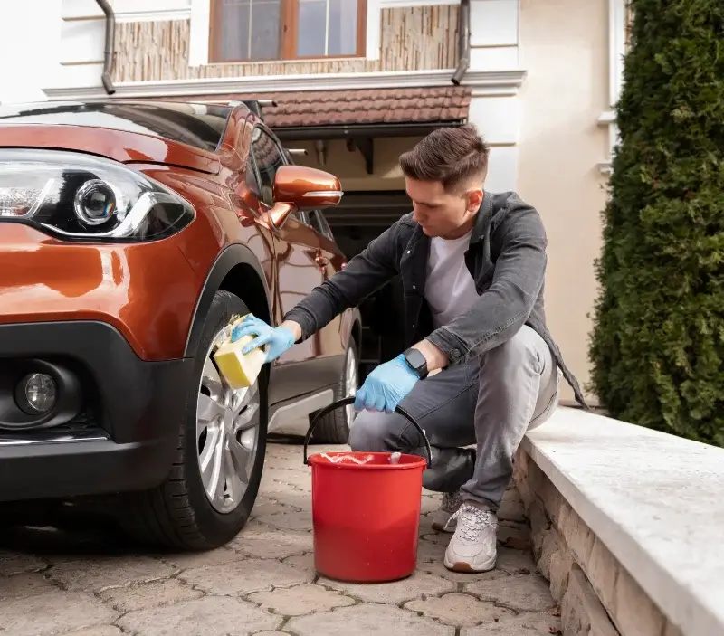 Lavage auto à domicile Saint-Just-sur-Viaur : professionnel intervenant sur un véhicule